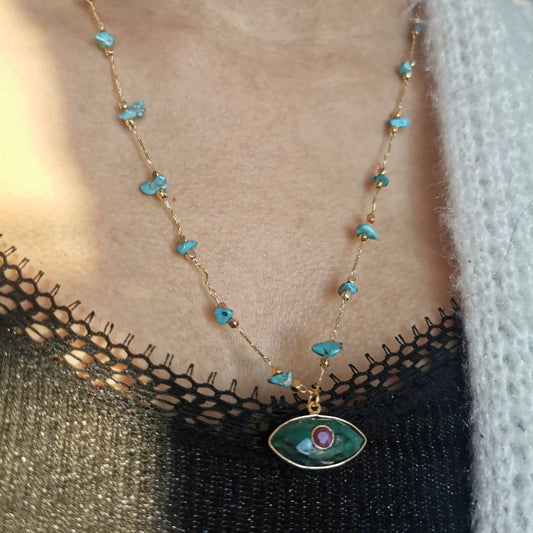 Collier Amulette Howlite turquoise Émeraude Brut